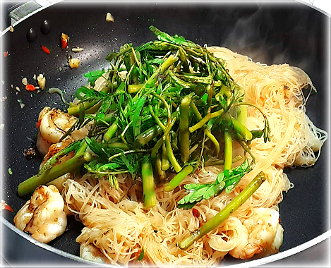  Thai Food Recipe | Stir fried Rice Noodle with Water Mimosa