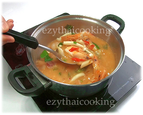 Thai Food Recipe | Spicy Soup with Prawns and Lemongrass