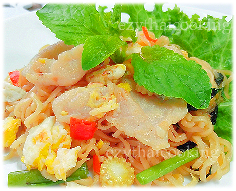  Thai Food Recipe |  Stir Fried Instant Noodles with Pork and Basil Leaves