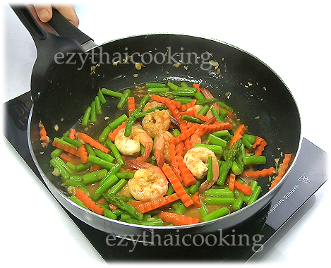  สูตรอาหารไทย : กุ้งผัดหน่อไม้ฝรั่ง