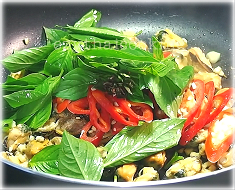  Thai Food Recipe |  Stir-Fried Green Mussels with Roasted Chili Paste